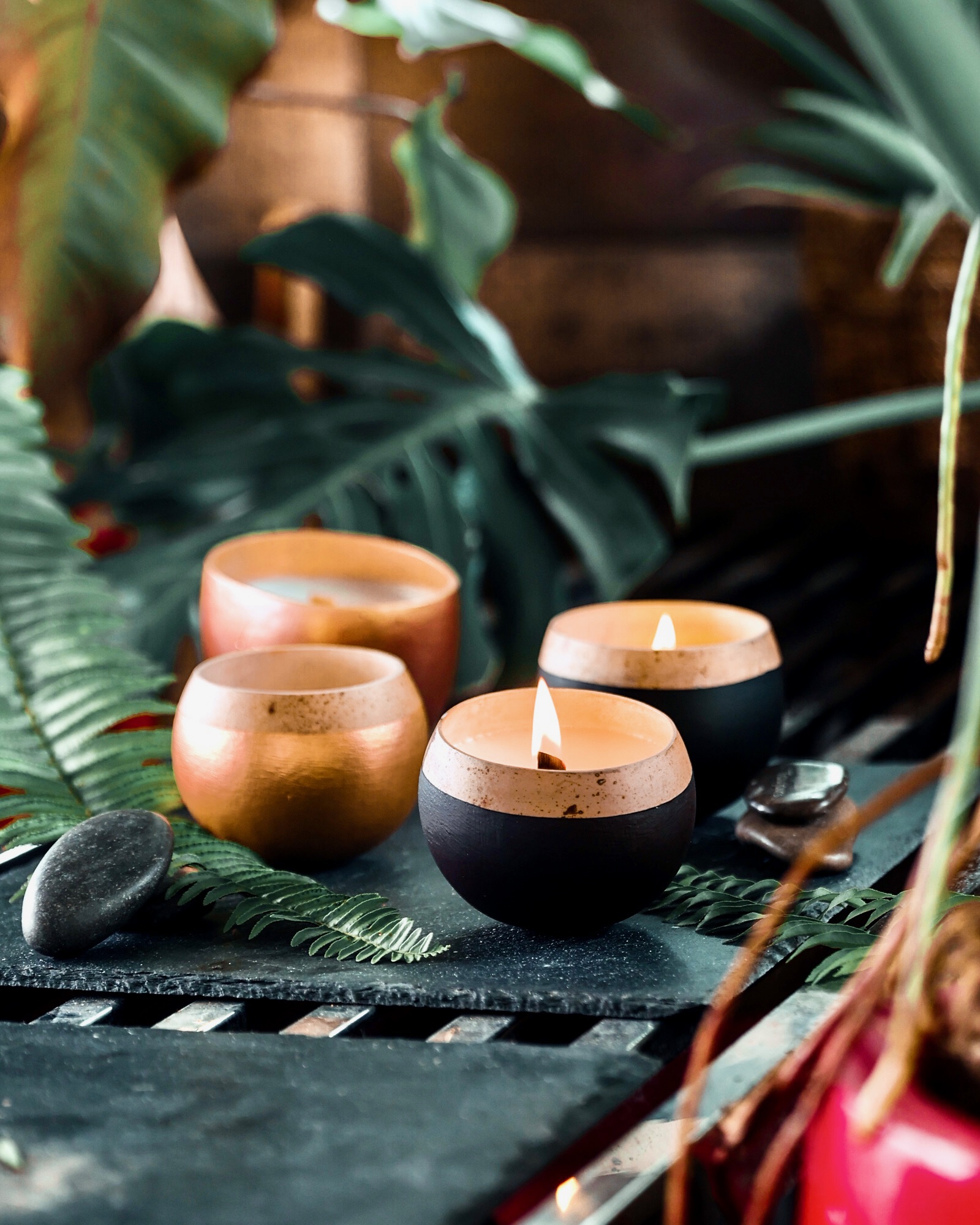 Des bougies dans une calebasse, thème d'un atelier de bougies parfumées dont 70% des ingrédients sont locaux. Le baobab rouge, Martinique